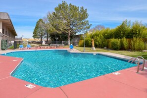 Piscine extérieure en saison