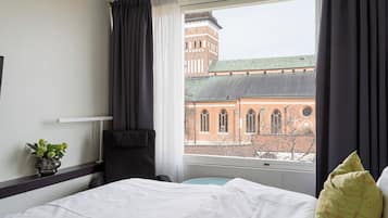 Habitación doble estándar | Minibar, caja de seguridad en la habitación y escritorio