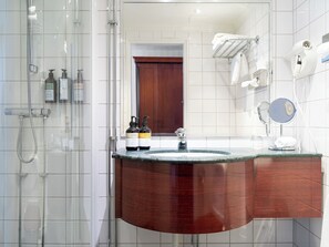 Superior Corner Cathedral View | Bathroom