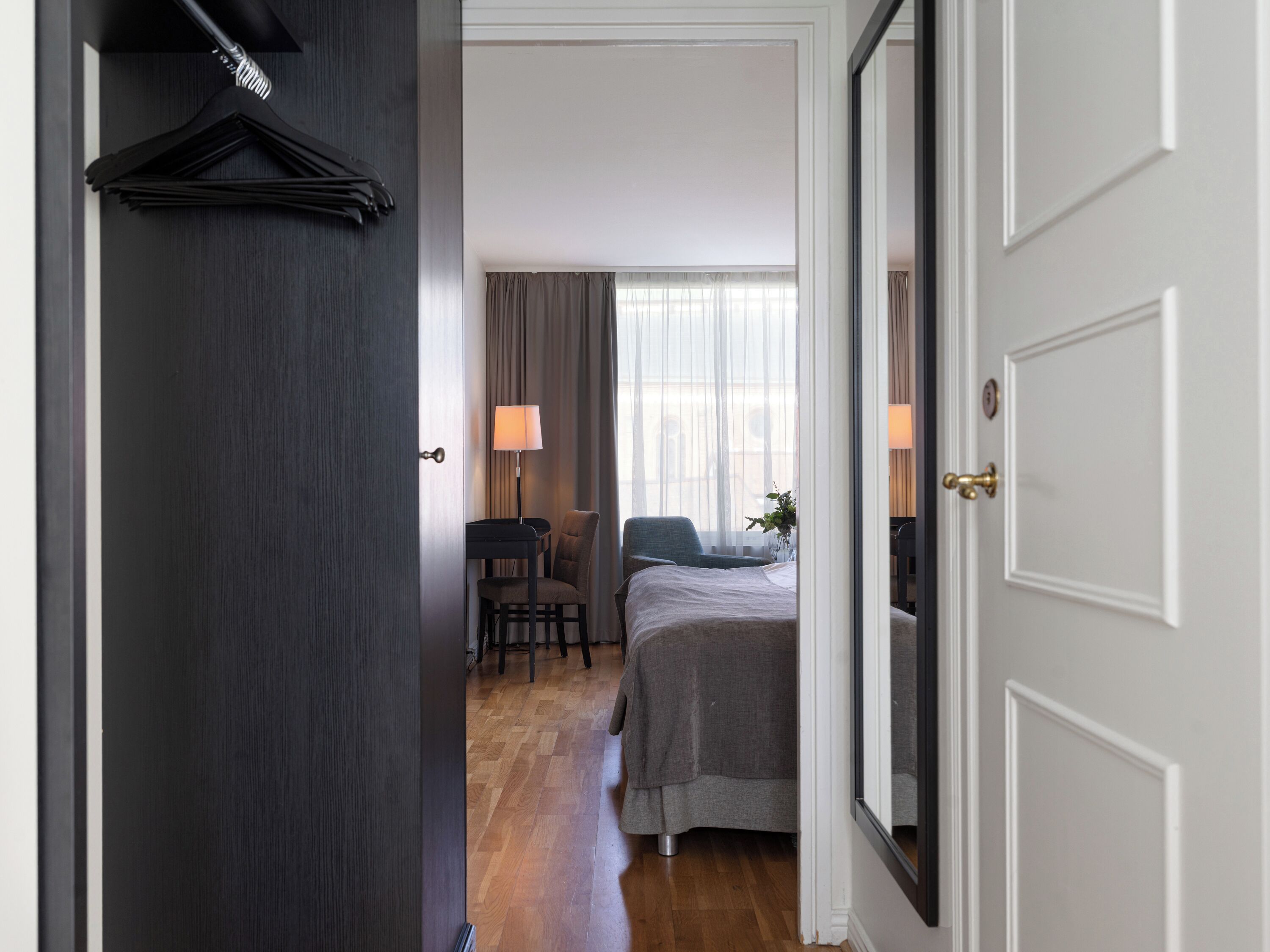 Habitación doble estándar | Minibar, caja de seguridad en la habitación y escritorio 