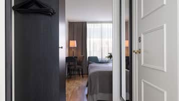 Habitación doble estándar | Minibar, caja de seguridad en la habitación y escritorio