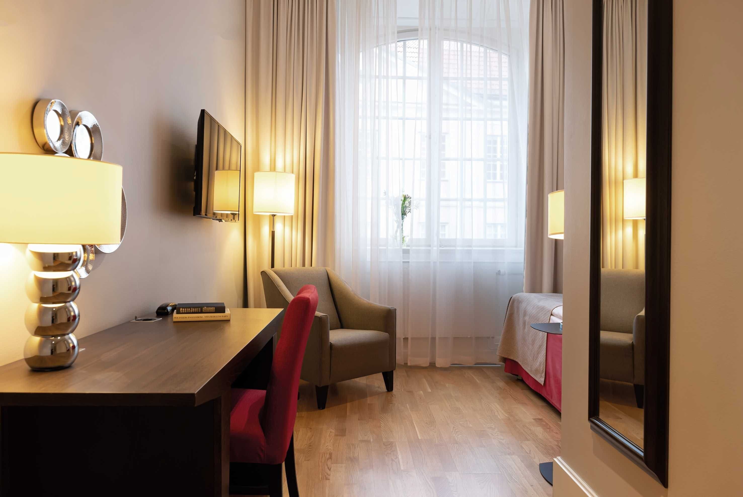 classic single room | 1 bedroom, minibar, in-room safe, desk