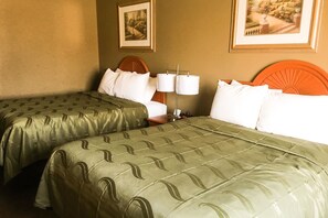 Habitación estándar, 2 camas de matrimonio, no fumadores | Escritorio, sistema de insonorización, tabla de planchar con plancha
