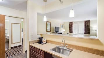 Suite, 2 camas Queen size, para no fumadores | Baño | Tina con regadera y regadera con hidromasaje
