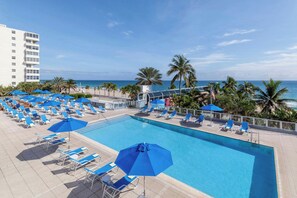 Outdoor pool, pool umbrellas, sun loungers - The Westin Fort Lauderdale Beach Resort (Fort Lauderdale)