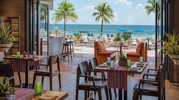2 restaurantes; se sirve desayuno, almuerzo y cena; cocina mexicana