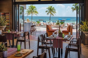 2 restaurantes; se sirve desayuno, almuerzo, cena y brunch