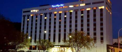 Un hotel de varios pisos con un letrero llamativo en la parte superior que dice 'Capital Plaza Hotel'.