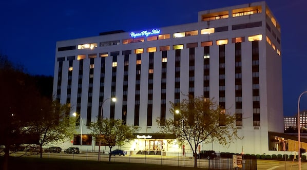 Ett hotell med flera våningar, med en framträdande skylt högst upp där det står ”Capital Plaza Hotel”.