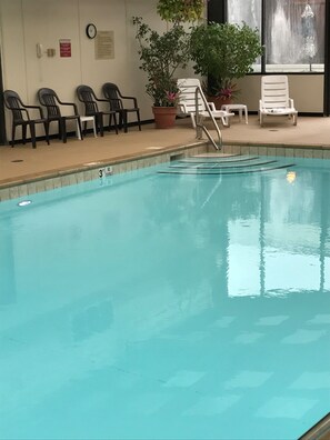 Piscine couverte, accès possible de 07 h 00 à 23 h 00, chaises longues 