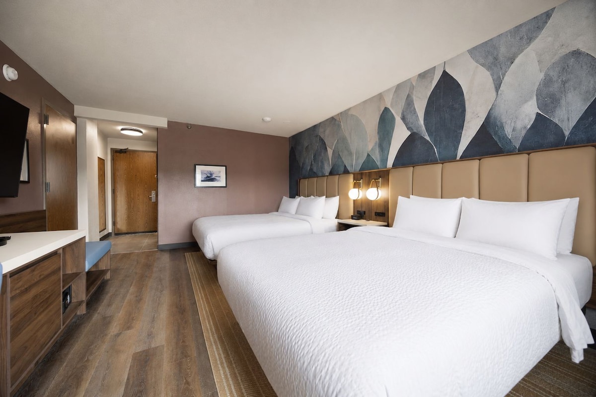 Premium bedding, minibar, desk, laptop workspace