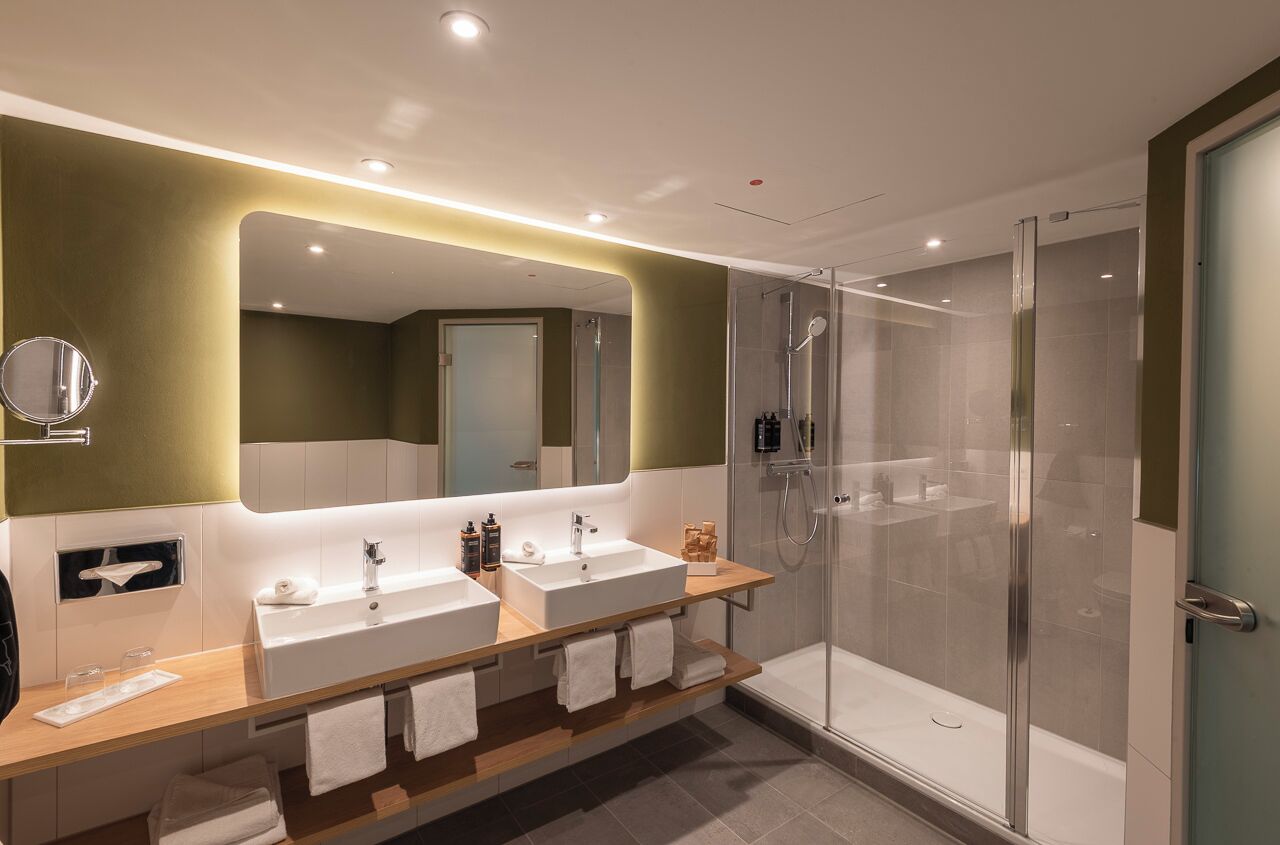 Suite, 1 Doppelbett und Schlafsofa | Badezimmer | Regendusche, umweltfreundliche Kosmetikartikel, Haartrockner, Handtücher