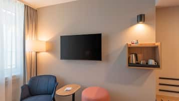 Standard Room, 1 Queen Bed | 1 bedroom, hypo-allergenic bedding, in-room safe, desk