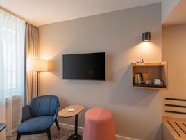 Standard Room, 1 Queen Bed | 1 bedroom, hypo-allergenic bedding, in-room safe, desk