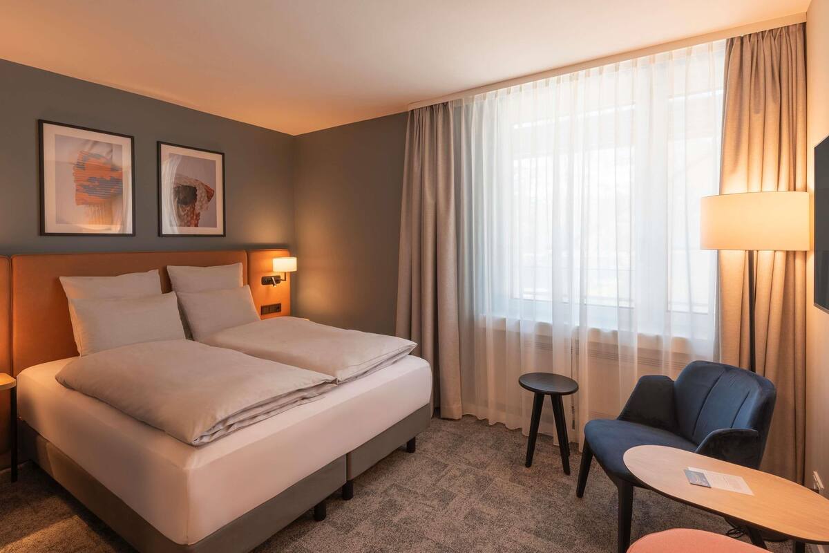 Standard Room, 1 Queen Bed | 1 bedroom, hypo-allergenic bedding, in-room safe, desk
