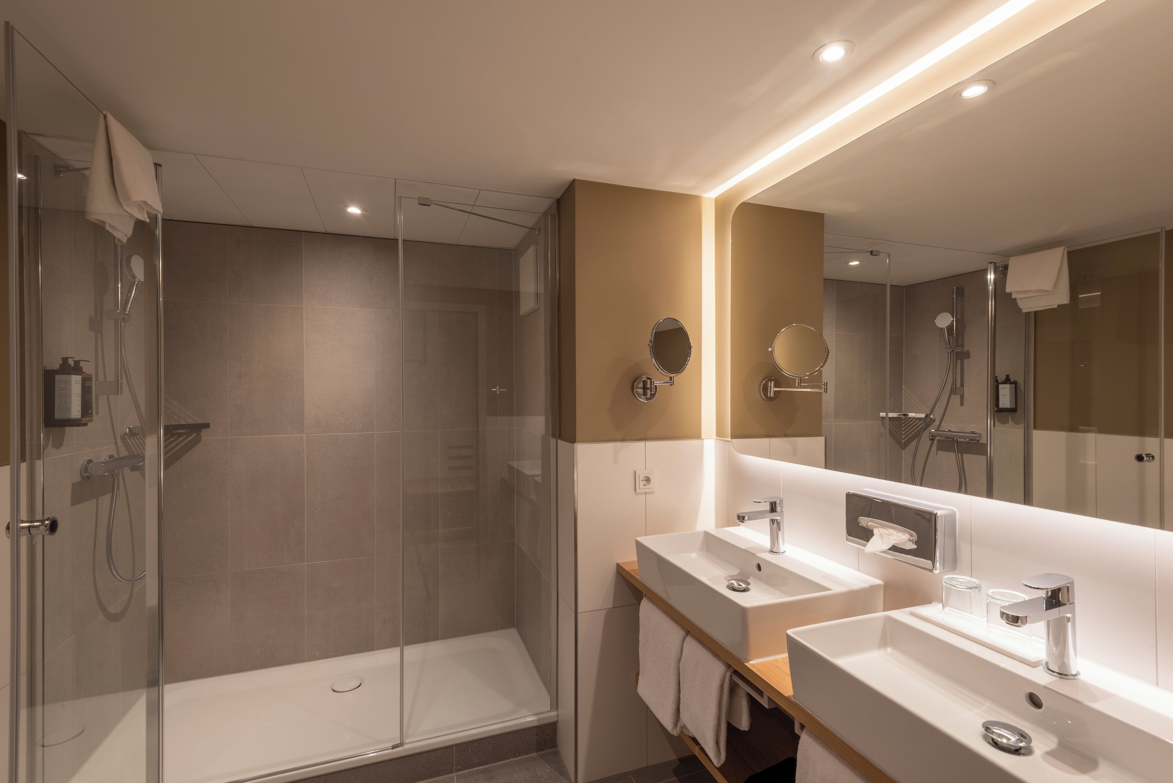 Studio, 1 Doppelbett | Badezimmer | Regendusche, umweltfreundliche Kosmetikartikel, Haartrockner, Handtücher