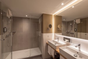 Monolocale, 1 letto matrimoniale | Bagno | Soffione a pioggia, articoli per l'igiene personale ecosostenibili