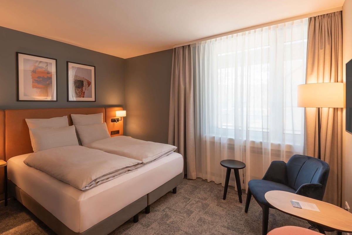 Standard Room, 1 Queen Bed | 1 bedroom, hypo-allergenic bedding, in-room safe, desk