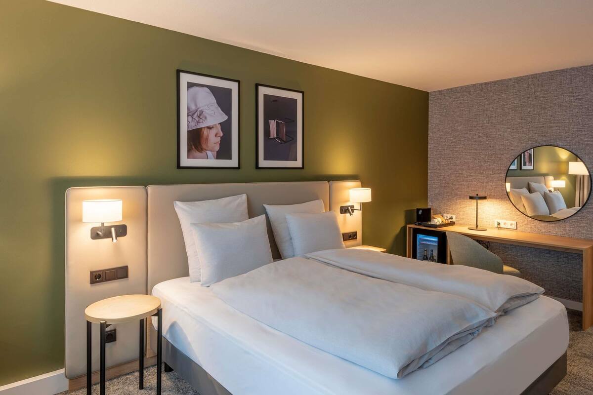 Privilege, Room, 1 King Bed | 1 bedroom, hypo-allergenic bedding, in-room safe, desk
