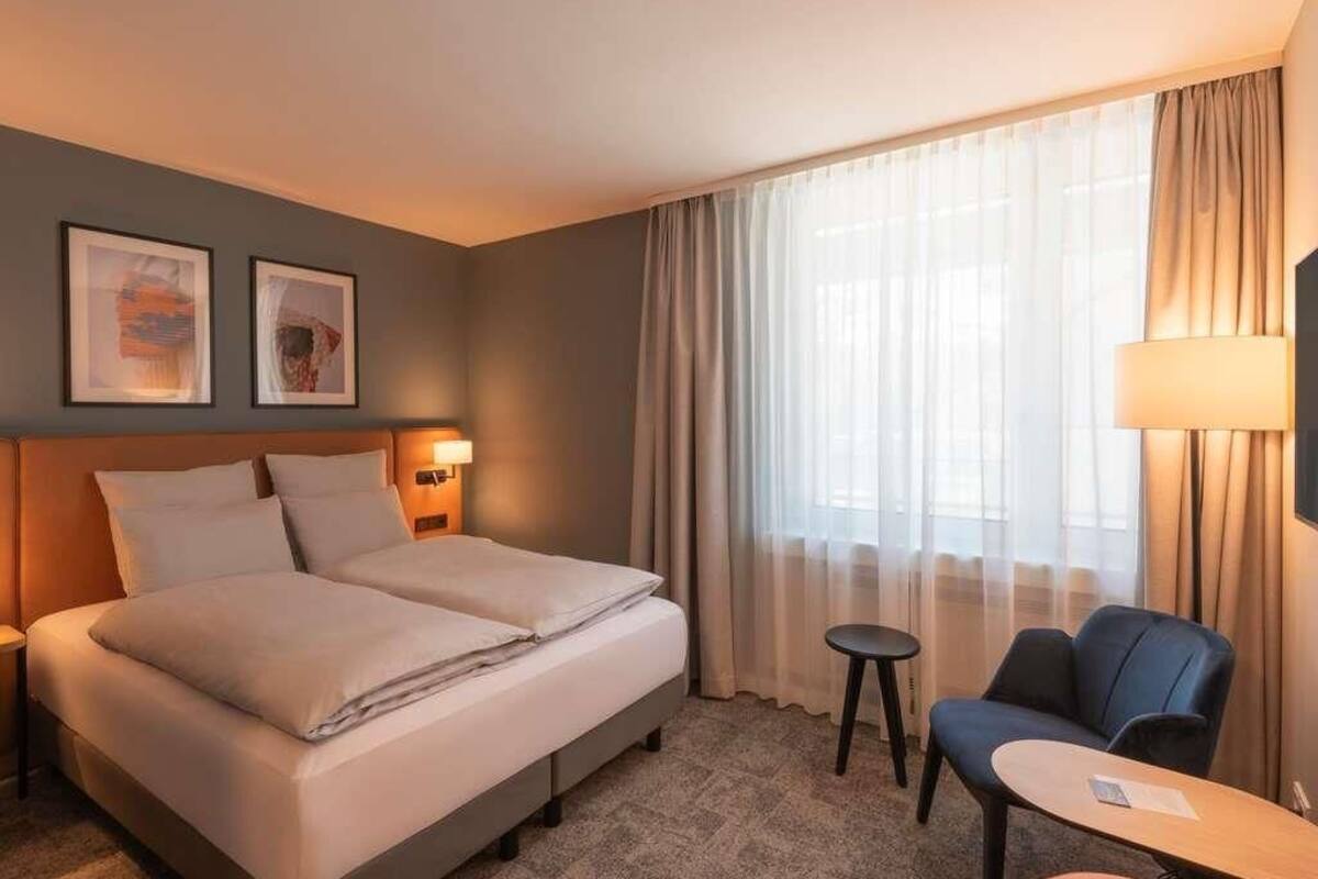 Standard Room, 1 Queen Bed | 1 bedroom, hypo-allergenic bedding available, in-room safe, desk