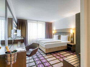 Hypo-allergenic bedding, in-room safe, desk, blackout curtains