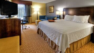 Caja de seguridad en la habitación y tabla de planchar con plancha