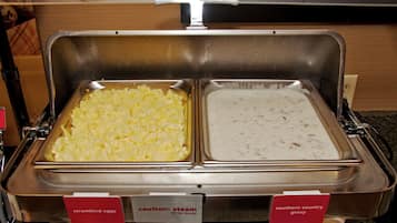 Een buffet met roerei en zoete jus.