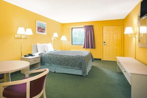 Standard Room, 1 Queen Bed, Smoking | Blackout drapes, iron/ironing board, free WiFi, bed sheets - Days Inn by Wyndham Camilla (Camilla)
