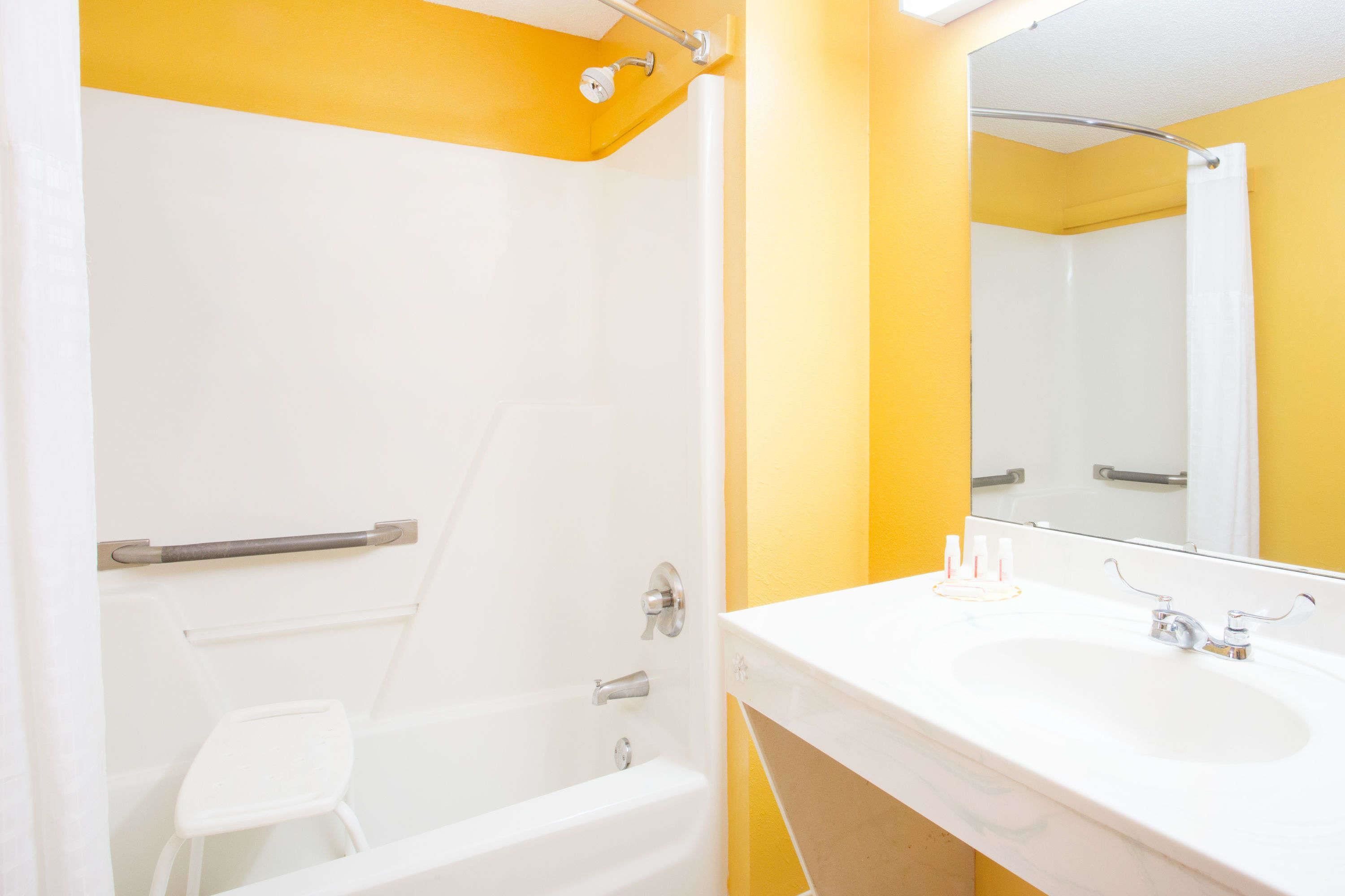 Combined shower/tub, hydromassage showerhead, free toiletries