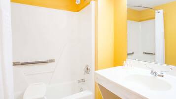 Combined shower/tub, hydromassage showerhead, free toiletries