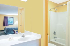Combined shower/bathtub, hydromassage showerhead, free toiletries - Days Inn by Wyndham Camilla (Camilla)