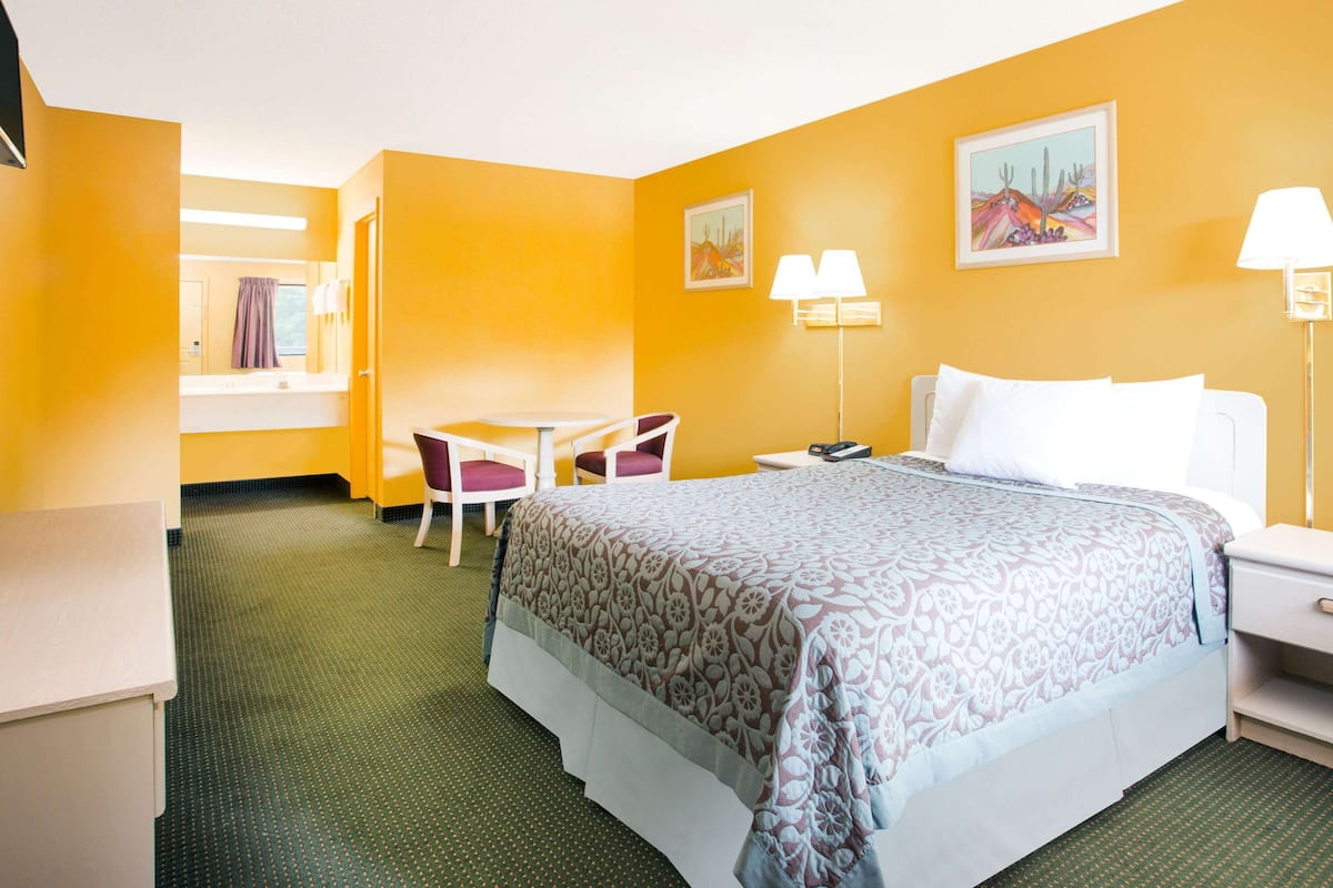 Standard Room, 1 Queen Bed, Smoking | Blackout drapes, iron/ironing board, free WiFi, bed sheets