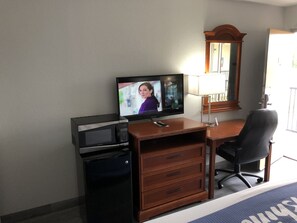 Room, 1 King Bed, Mobility Accessible, Non Smoking (Bathtub w/ Grab Bars)