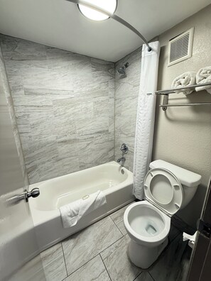 Free toiletries, towels - Days Inn by Wyndham Shorter (Shorter)