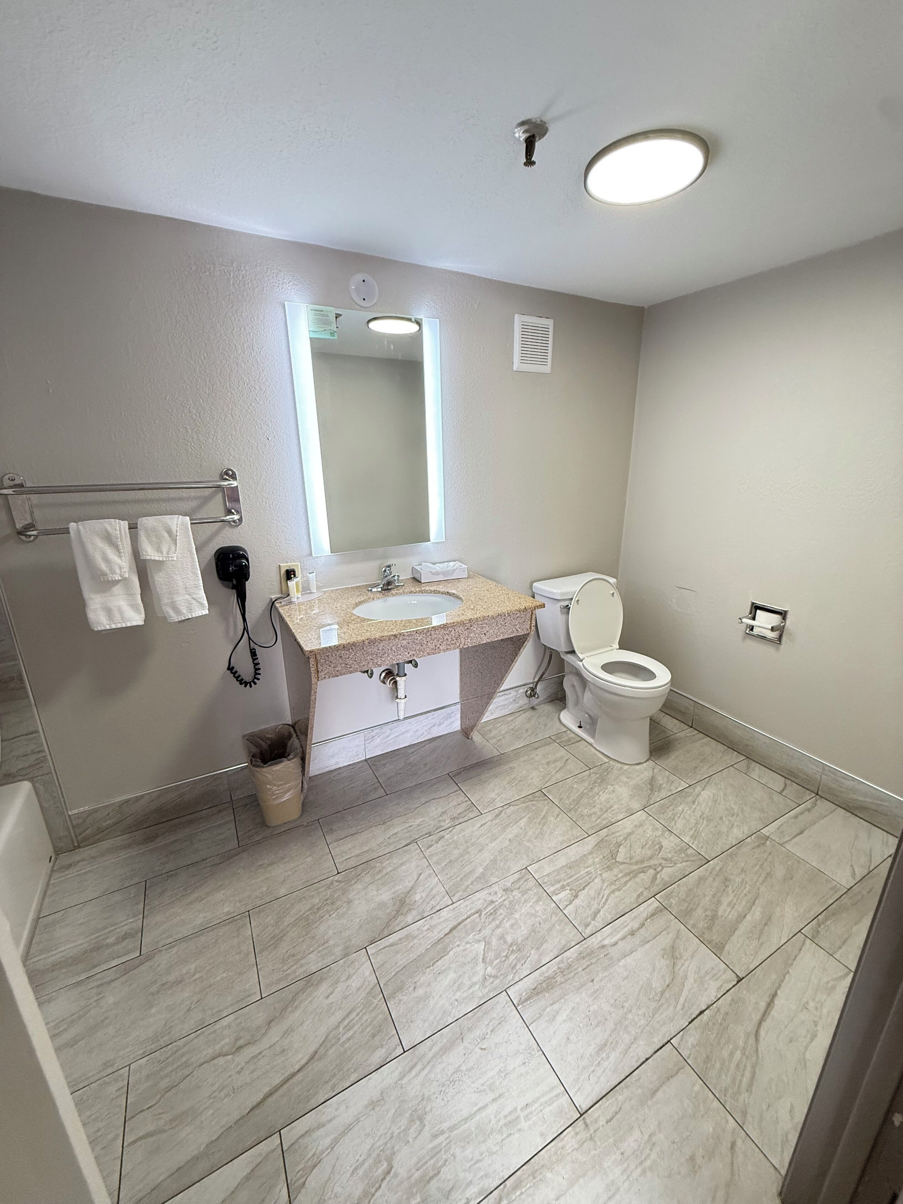 Room, 1 King Bed, Accessible, Non Smoking (Bathtub w/ Grab Bars) | Bathroom