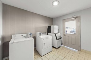 Laundry room - Red Roof Inn Ardmore (Ardmore)