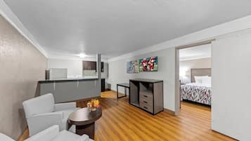 Escritorio, cortinas blackout y tabla de planchar con plancha