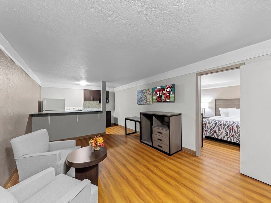 Suite, 2 tweepersoonsbedden, niet-roken, keuken | Een bureau, verduisterende gordijnen, een strijkplank/strijkijzer