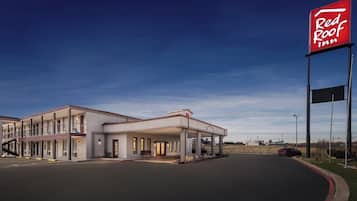 Vista frontal de la propiedad por la tarde o noche