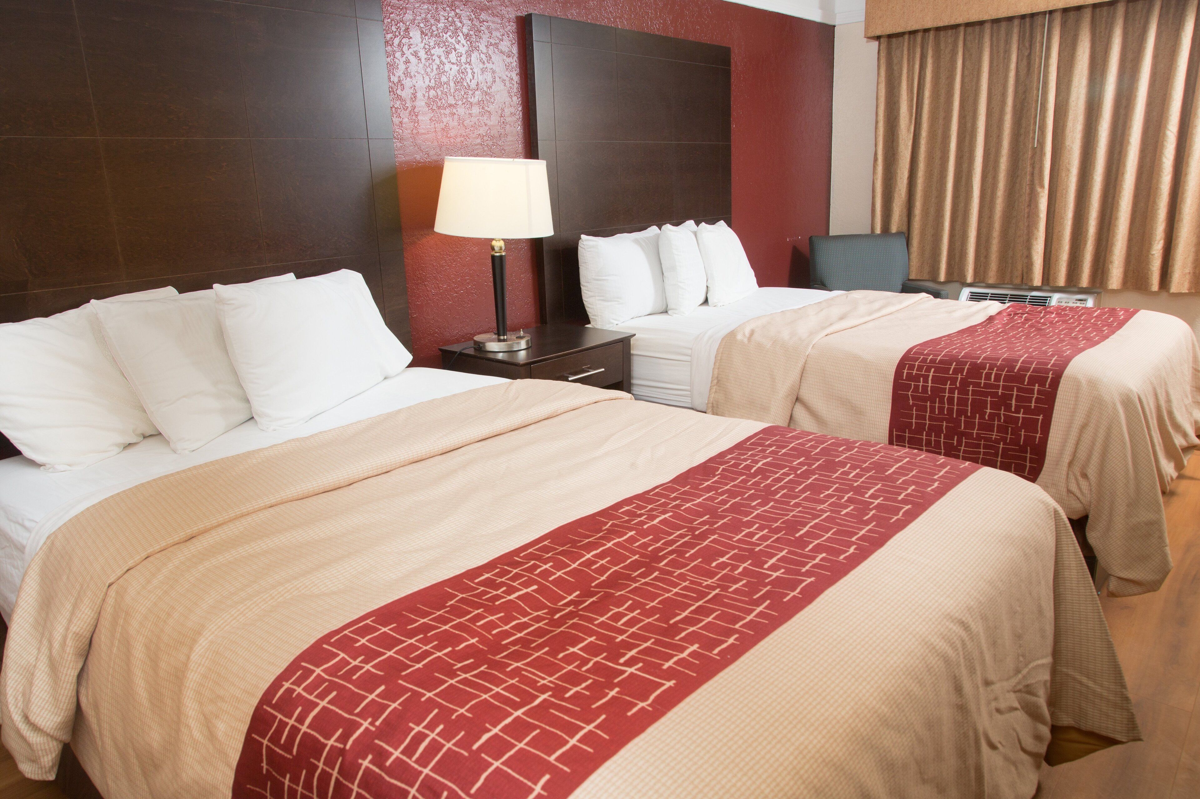 デスク、遮光カーテン、アイロン / アイロン台、ベビーベッド (無料)