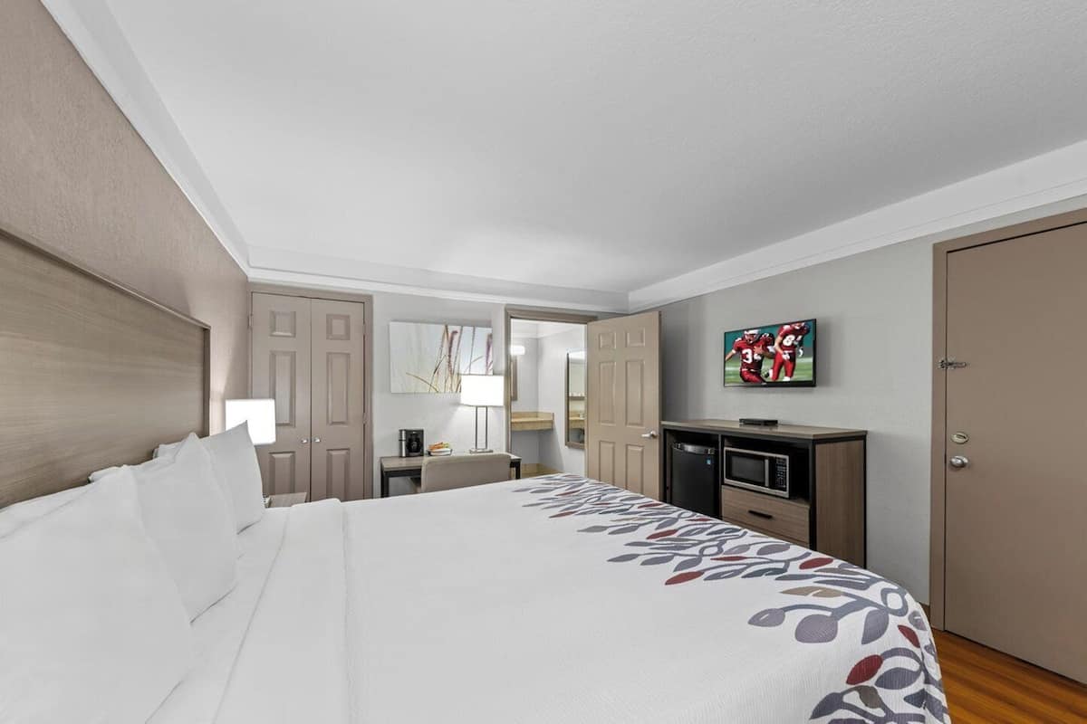 Schreibtisch, Verdunkelungsvorhänge, Bügeleisen/Bügelbrett