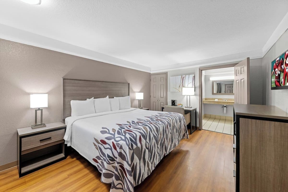 Bàn, màn/rèm cản sáng, bàn ủi/dụng cụ ủi quần áo