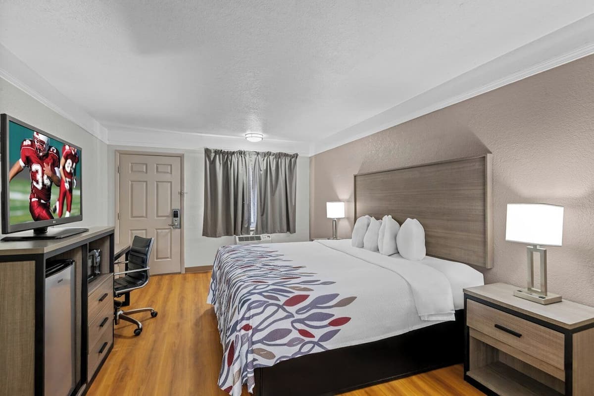 Schreibtisch, Verdunkelungsvorhänge, Bügeleisen/Bügelbrett