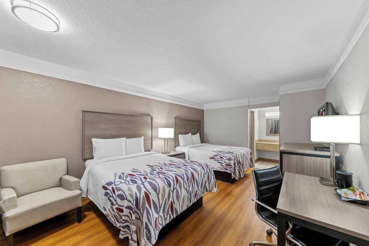 Bàn, màn/rèm cản sáng, bàn ủi/dụng cụ ủi quần áo