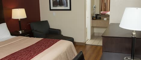 Escrivaninha, cortinas blackout, ferros/tábuas de passar roupa