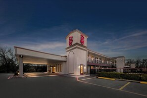 Front of property – evening/night - Red Roof Inn Ardmore (Ardmore)