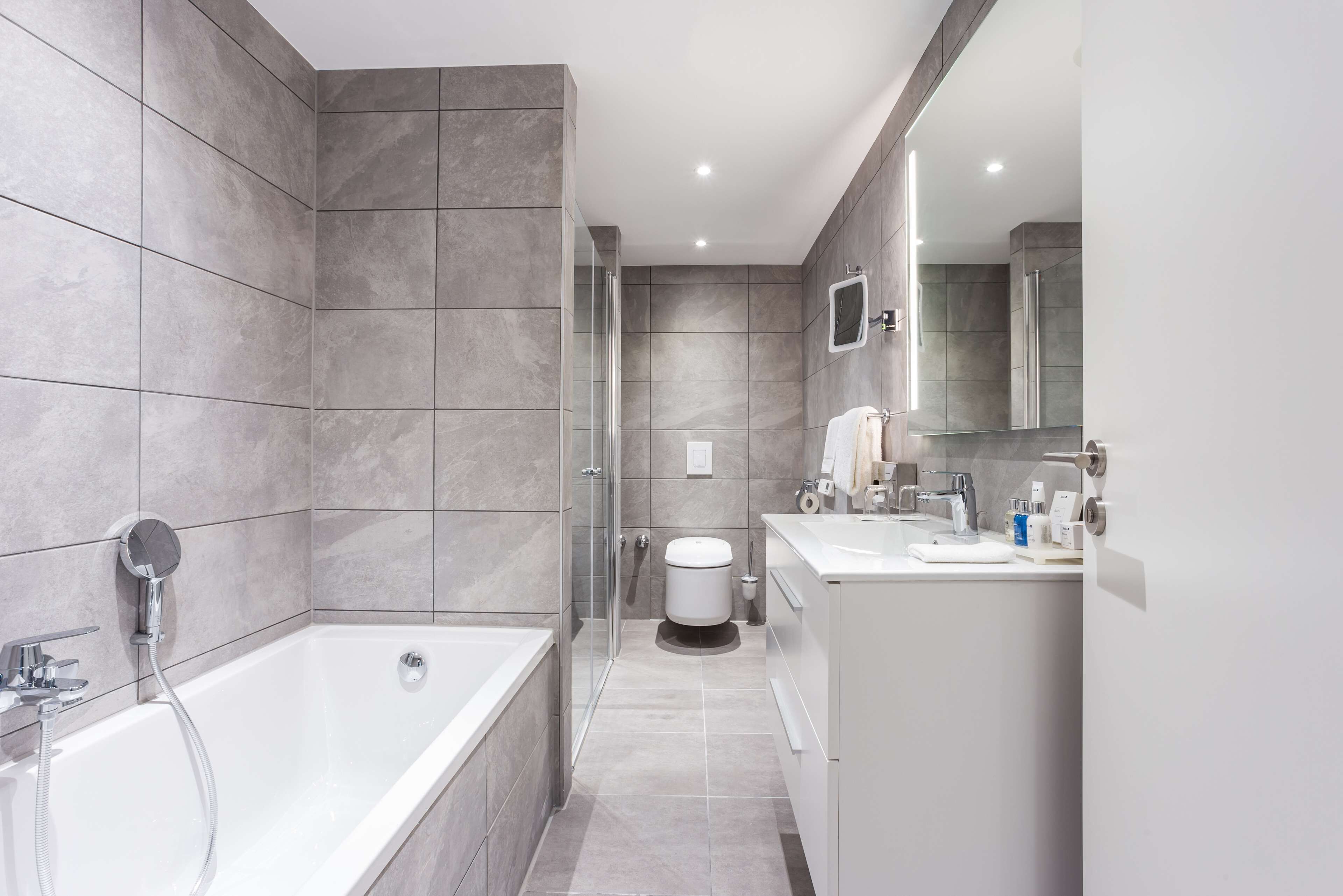 superior room | bathroom | free toiletries, hair dryer, towels