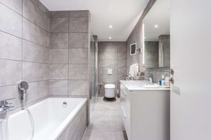 Superior kamer | Badkamer | Gratis toiletartikelen, een haardroger, handdoeken