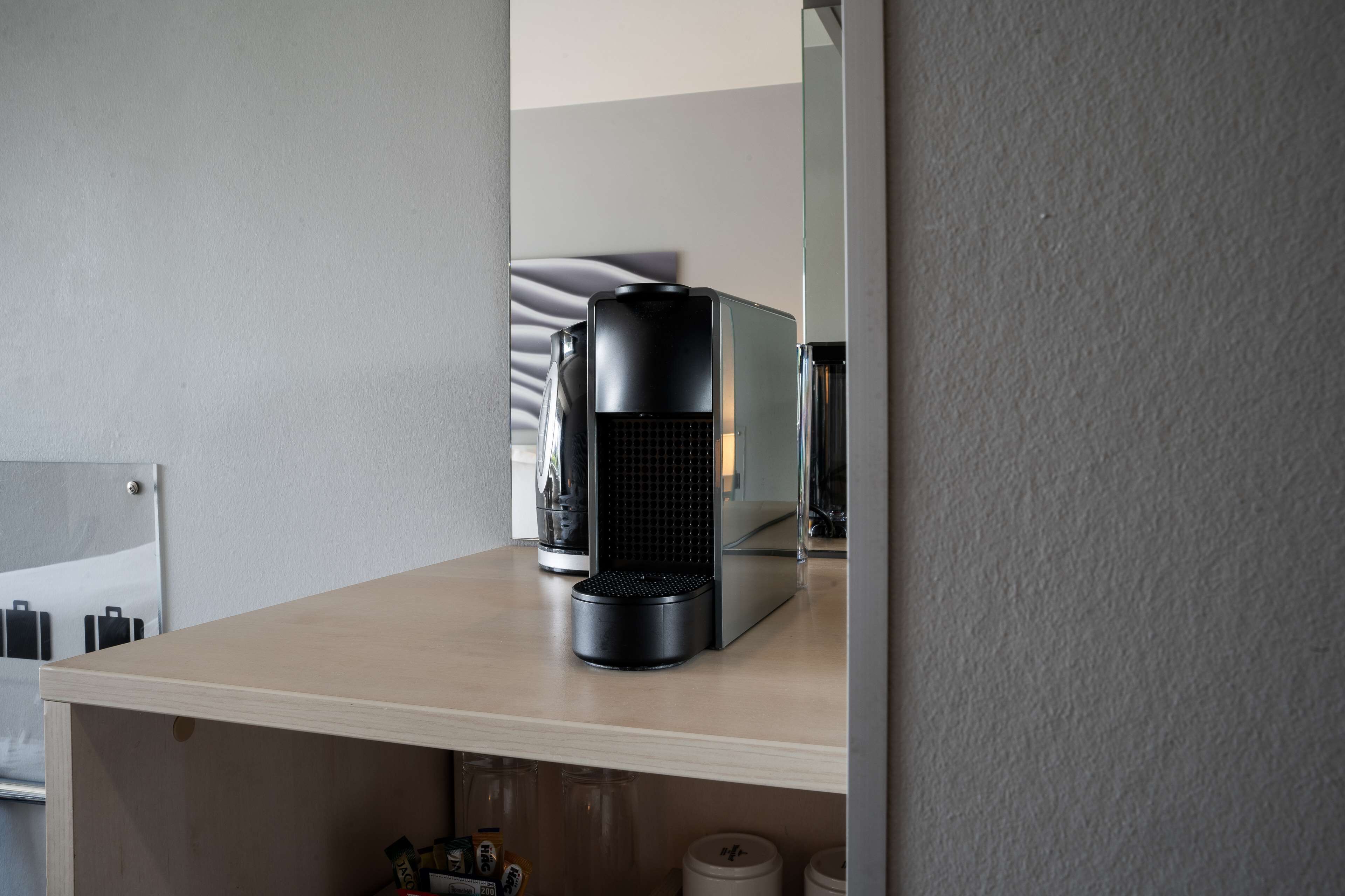 premium room | hypo-allergenic bedding, in-room safe, desk, laptop workspace