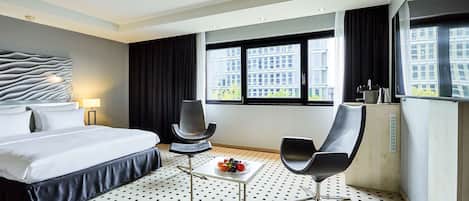 Premium Room | Hypo-allergenic bedding, in-room safe, desk, laptop workspace